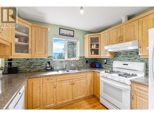 7451 Estate Drive, House detached with 3 bedrooms, 2 bathrooms and 4 parking in Columbia Shuswap F BC | Image 7