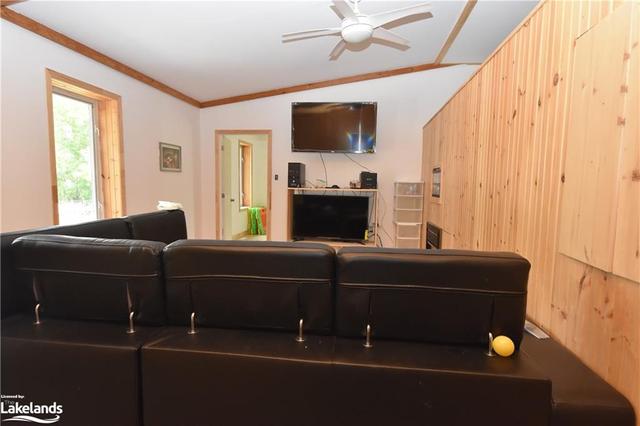 406 Penetanguishene Road, House detached with 4 bedrooms, 3 bathrooms and 21 parking in Springwater ON | Image 2