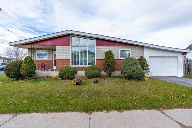 1401 Lascelle Avenue, House detached with 3 bedrooms, 1 bathrooms and 4 parking in Cornwall ON | Image 2