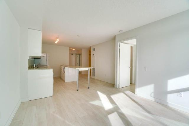 1011 - 15 Singer Crt, Condo with 1 bedrooms, 2 bathrooms and 1 parking in Toronto ON | Image 2