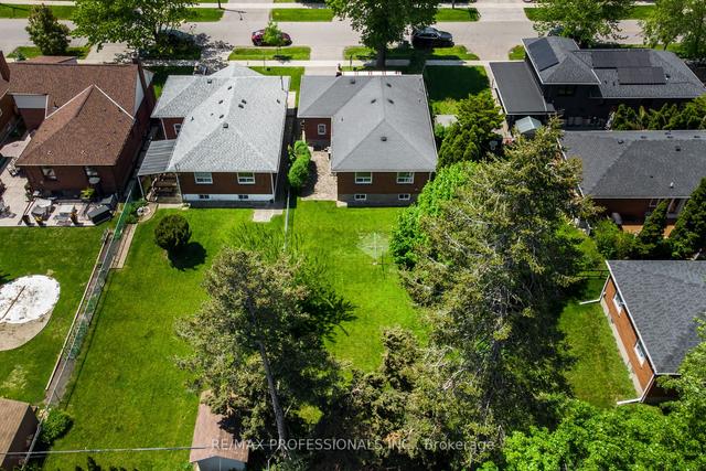 9 Placid Rd, House detached with 3 bedrooms, 2 bathrooms and 2 parking in Toronto ON | Image 31