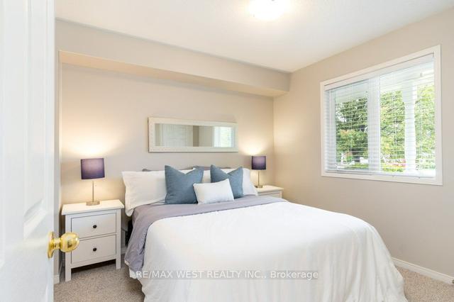 29 Sundial Crt, Townhouse with 4 bedrooms, 3 bathrooms and 1 parking in Collingwood ON | Image 3