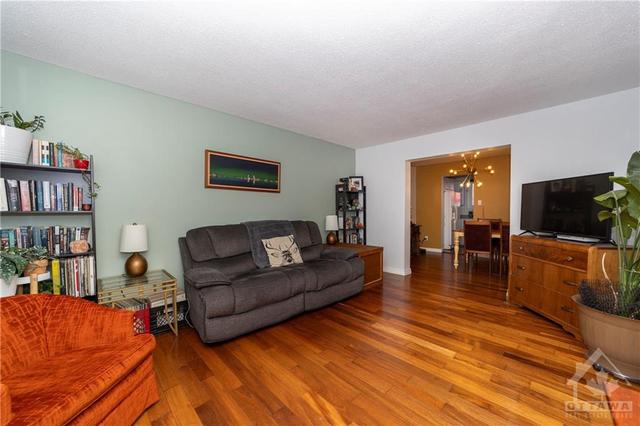 1381 Cahill Drive, Townhouse with 3 bedrooms, 2 bathrooms and 1 parking in Ottawa ON | Image 7