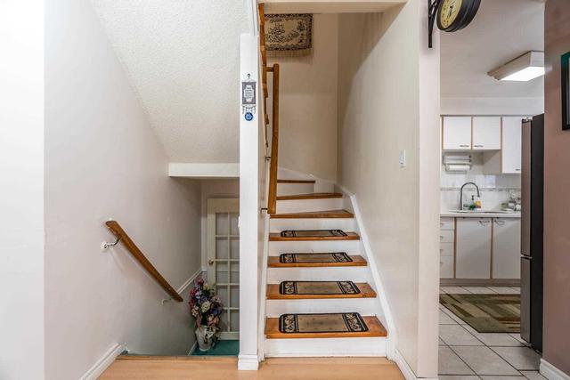 112 Goldenlight Circ, Townhouse with 3 bedrooms, 3 bathrooms and 2 parking in Brampton ON | Image 4