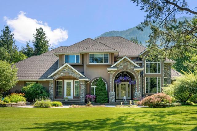 880 Waterloo Road, House detached with 5 bedrooms, 5 bathrooms and 10 parking in Central Kootenay J BC | Image 1