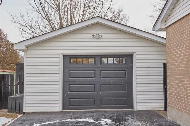 211 Lee Ave, House detached with 2 bedrooms, 2 bathrooms and 6 parking in Whitby ON | Image 27