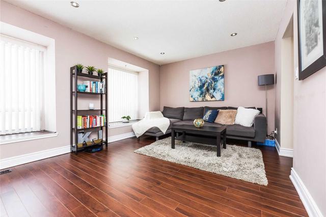 100 Carleton Pl, Townhouse with 3 bedrooms, 2 bathrooms and 2 parking in Brampton ON | Image 6