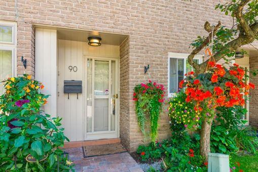90 - 275 Manse Rd, Townhouse with 3 bedrooms, 2 bathrooms and 1 parking in Toronto ON | Image 1