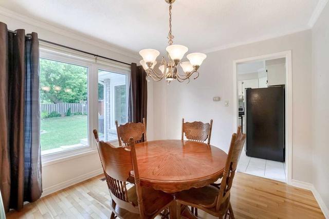 34 Ontario Crt, House detached with 3 bedrooms, 4 bathrooms and 6 parking in Mississauga ON | Image 2