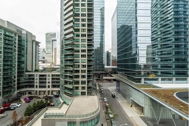 1506 - 19 Grand Trunk Cres, Condo with 2 bedrooms, 2 bathrooms and 1 parking in Toronto ON | Image 10