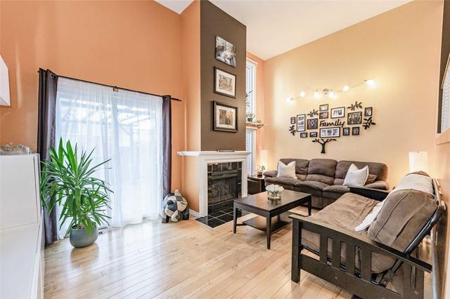 960 Warwick Crt, Townhouse with 3 bedrooms, 2 bathrooms and 2 parking in Burlington ON | Image 35