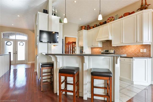 24 Zavarella Court, House detached with 2 bedrooms, 2 bathrooms and 6 parking in Brant ON | Image 8