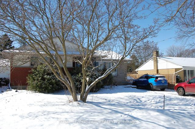 63 Olympic Dr, House detached with 3 bedrooms, 2 bathrooms and 3 parking in Kitchener ON | Image 6