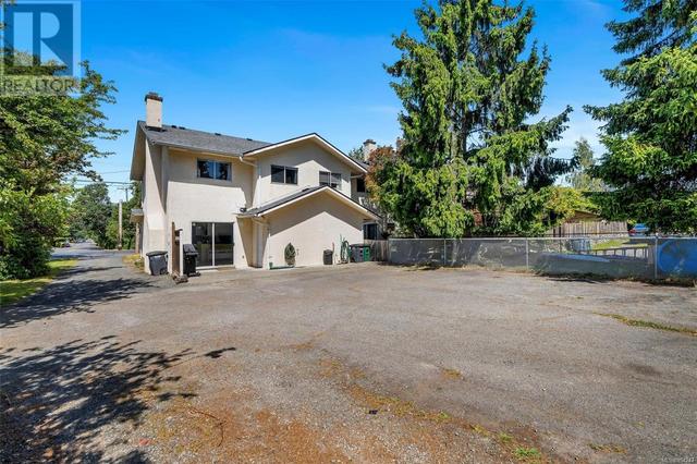 4307 Tyndall Ave, House detached with 3 bedrooms, 2 bathrooms and 2 parking in Saanich BC | Image 35
