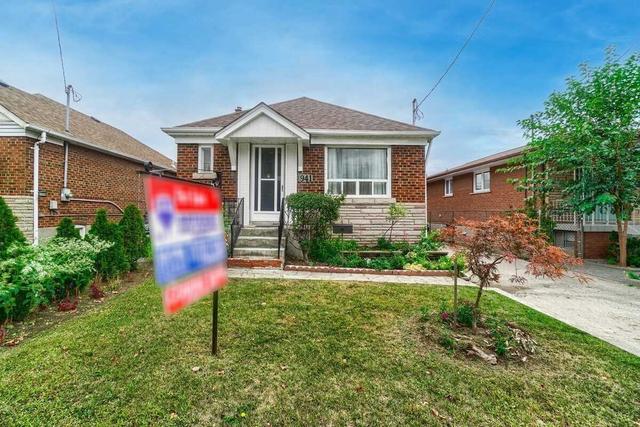 941 Islington Ave, House detached with 2 bedrooms, 1 bathrooms and 4 parking in Toronto ON | Image 1