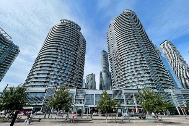 1711 - 218 Queens Quay W, Condo with 2 bedrooms, 2 bathrooms and 1 parking in Toronto ON | Image 12