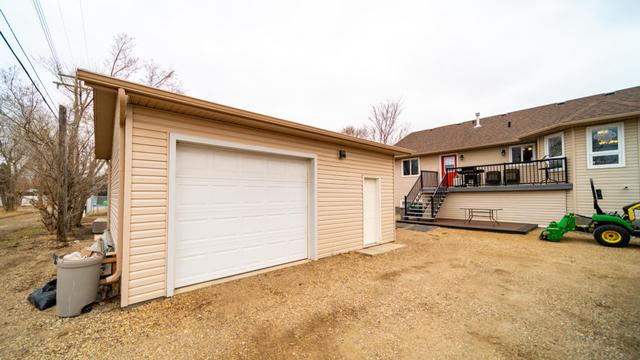 909 8 Avenue, House detached with 4 bedrooms, 3 bathrooms and 6 parking in Wainwright AB | Image 38