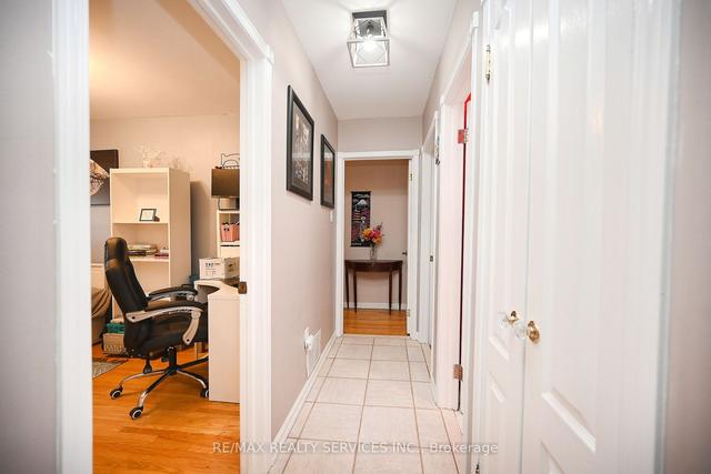 3 Brookdale Cres, House detached with 3 bedrooms, 2 bathrooms and 5 parking in Brampton ON | Image 3