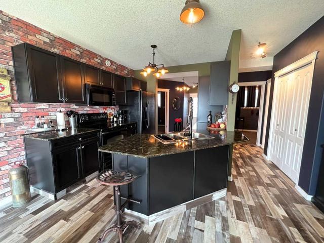 2 Northlands Pointe Ne, Home with 3 bedrooms, 2 bathrooms and 2 parking in Medicine Hat AB | Image 7