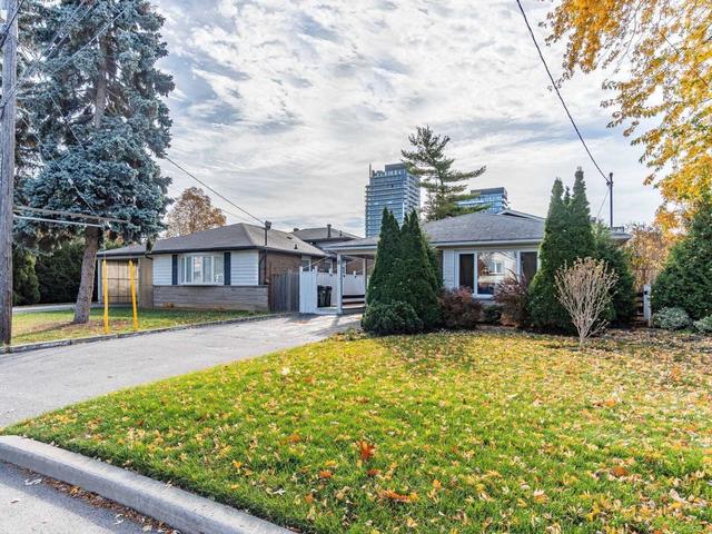 8 Gleneagle Cres, House detached with 3 bedrooms, 3 bathrooms and 4 parking in Toronto ON | Image 1
