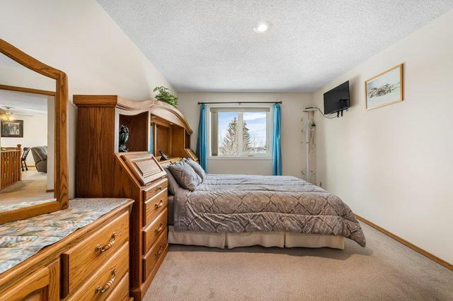 32 Macewan Park Heights Nw, Home with 3 bedrooms, 2 bathrooms and 4 parking in Calgary AB | Image 4