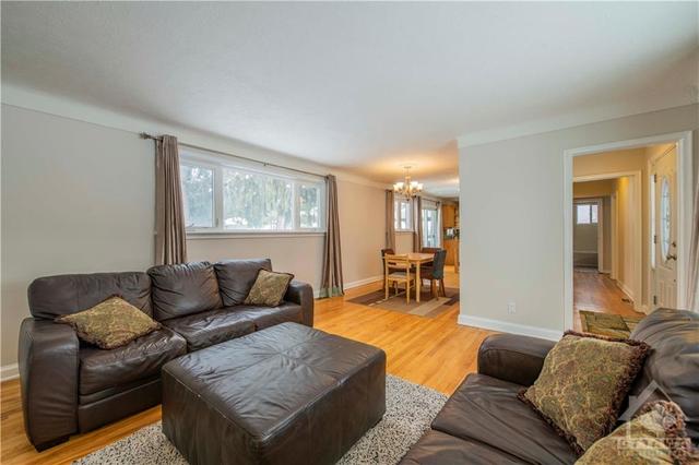 11 Sumac Street, House detached with 3 bedrooms, 2 bathrooms and 4 parking in Ottawa ON | Image 11
