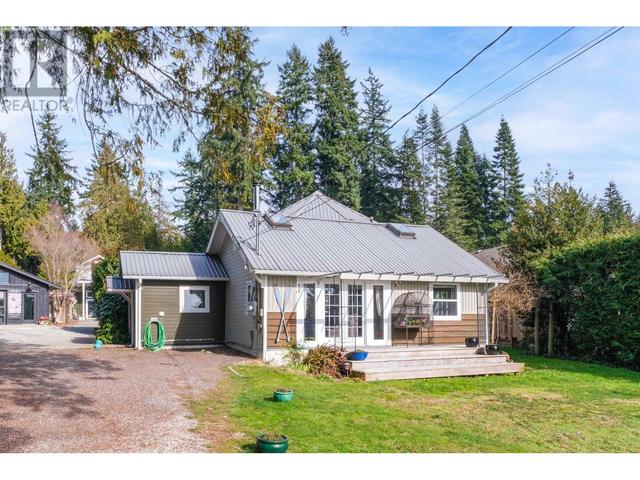 8098 Redrooffs Road, House detached with 2 bedrooms, 2 bathrooms and 6 parking in Sunshine Coast B BC | Image 1