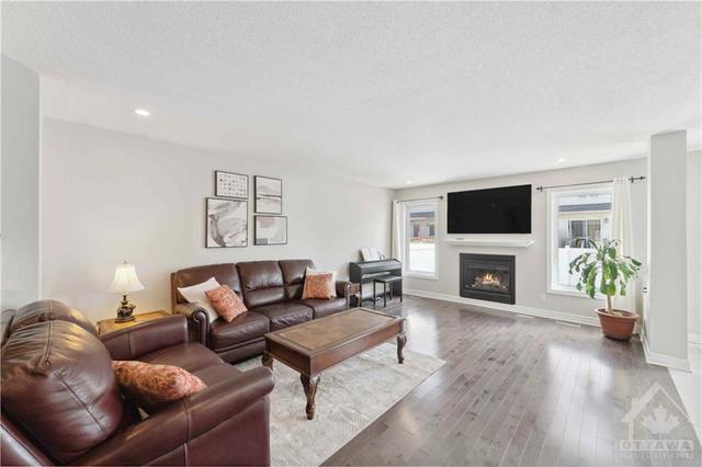 105 Dunforest Terrace, Townhouse with 3 bedrooms, 3 bathrooms and 2 parking in Ottawa ON | Image 4
