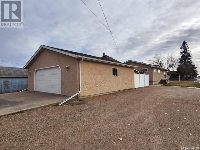 1022 Queen Street, House detached with 4 bedrooms, 2 bathrooms and null parking in Melville SK | Image 6