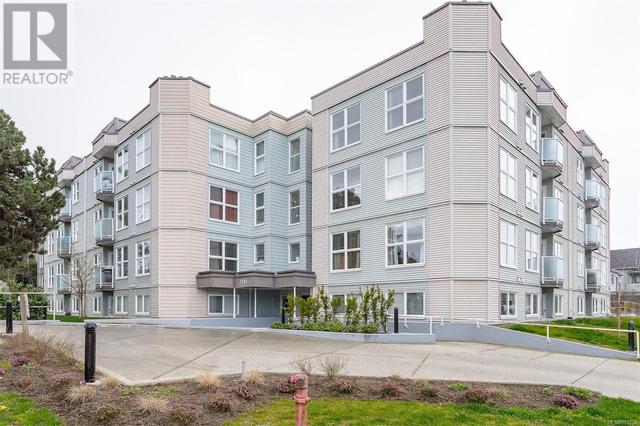 201 - 1201 Hillside Ave, Condo with 2 bedrooms, 2 bathrooms and 1 parking in Victoria BC | Image 1