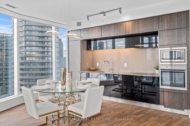 4510 - 10 York St, Condo with 3 bedrooms, 3 bathrooms and 1 parking in Toronto ON | Image 3