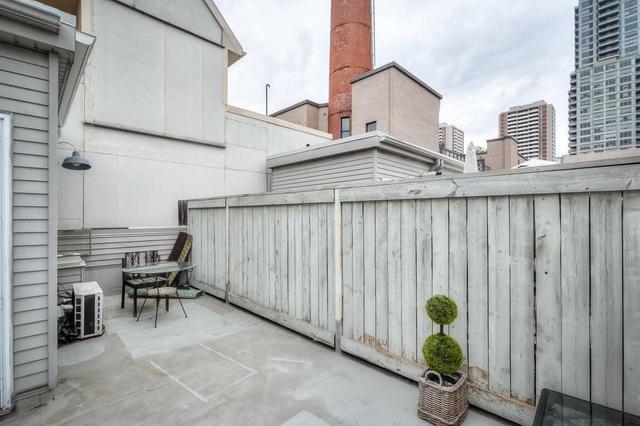 Th16 - 6 Wellesley Pl, House attached with 2 bedrooms, 2 bathrooms and 1 parking in Toronto ON | Image 13
