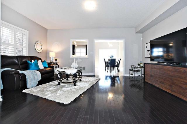 49 Zachary Pl, House attached with 3 bedrooms, 4 bathrooms and 4 parking in Vaughan ON | Image 4