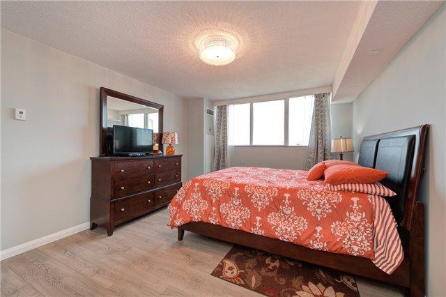 Sph12 - 3695 Kaneff Cres, Condo with 3 bedrooms, 2 bathrooms and 2 parking in Mississauga ON | Image 13