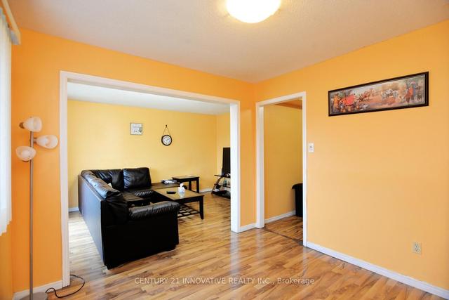 54 Fallen Oak Crt, House detached with 3 bedrooms, 3 bathrooms and 5 parking in Brampton ON | Image 2