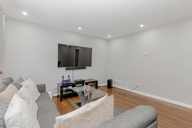 29 Sandringham Crt, Townhouse with 3 bedrooms, 2 bathrooms and 2 parking in Brampton ON | Image 11