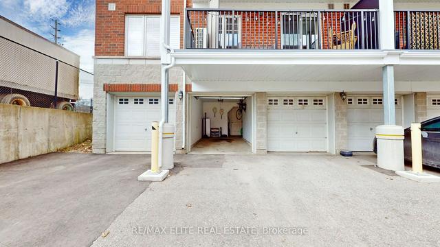 2 - 667a Warden Ave W, Townhouse with 3 bedrooms, 2 bathrooms and 2 parking in Toronto ON | Image 16