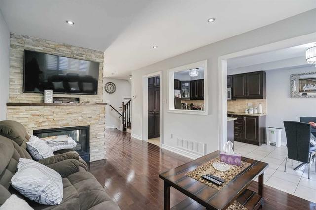 27 Manordale Cres, House semidetached with 3 bedrooms, 3 bathrooms and 4 parking in Vaughan ON | Image 2