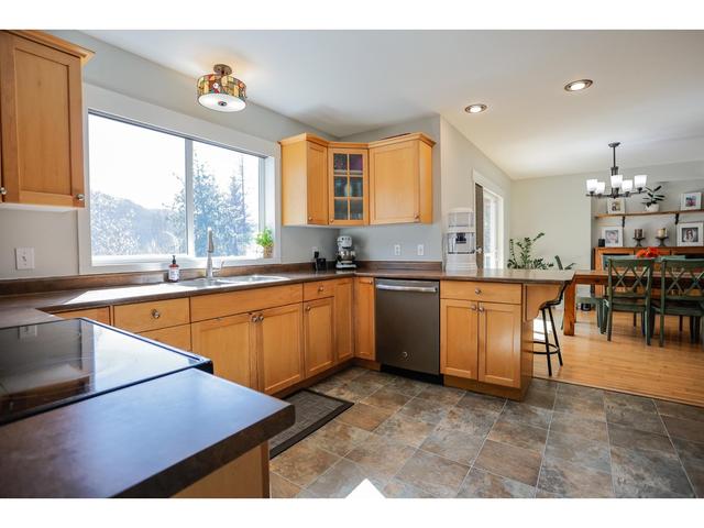 5820 Woodland Drive, House detached with 4 bedrooms, 4 bathrooms and null parking in Central Kootenay F BC | Image 5