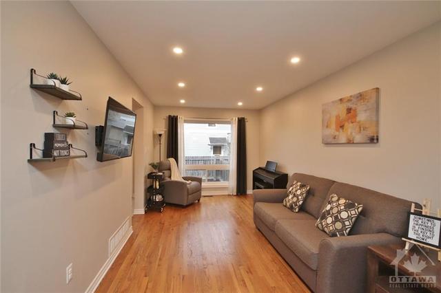 1267 Shillington Avenue, Townhouse with 3 bedrooms, 4 bathrooms and 2 parking in Ottawa ON | Image 9