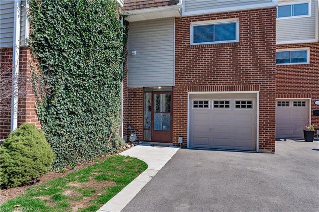 6 - 960 Warwick Court, House attached with 3 bedrooms, 1 bathrooms and 2 parking in Burlington ON | Image 2