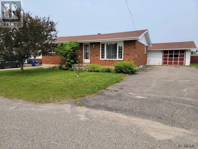 200 Bordeleau St, House detached with 5 bedrooms, 2 bathrooms and null parking in Smooth Rock Falls ON | Image 2