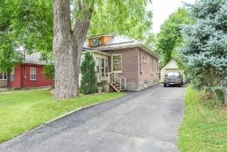 17 Adelaide St N, House detached with 3 bedrooms, 1 bathrooms and 3 parking in Kawartha Lakes ON | Image 1