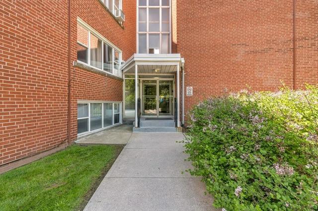 201 - 2054 Courtland Drive, Condo with 2 bedrooms, 1 bathrooms and 1 parking in Burlington ON | Image 5