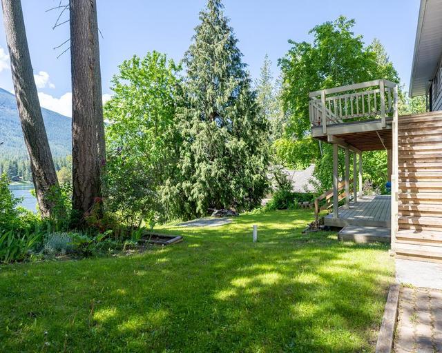 7484 Highway 3a, House detached with 4 bedrooms, 3 bathrooms and null parking in Central Kootenay E BC | Image 54