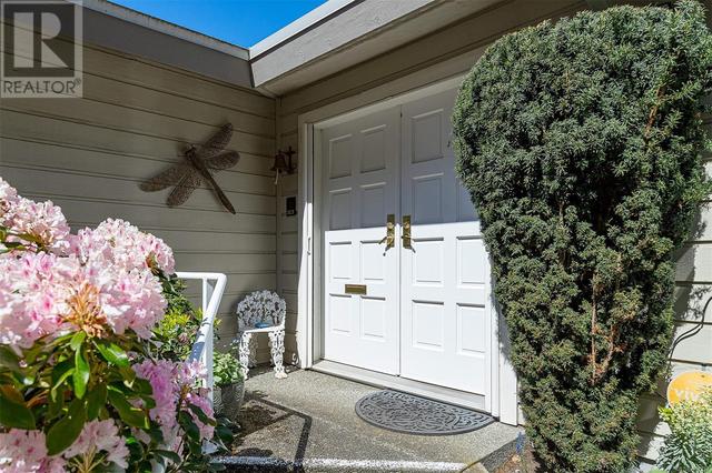 808 - 2829 Arbutus Rd, House attached with 3 bedrooms, 3 bathrooms and 2 parking in Saanich BC | Image 17