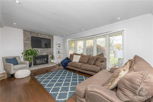 11 Evergreen Drive, House detached with 3 bedrooms, 3 bathrooms and 3 parking in Ottawa ON | Image 3