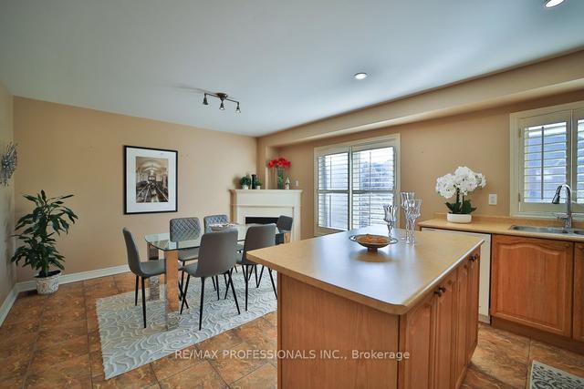 3319 Southwick St, House attached with 3 bedrooms, 3 bathrooms and 3 parking in Mississauga ON | Image 13