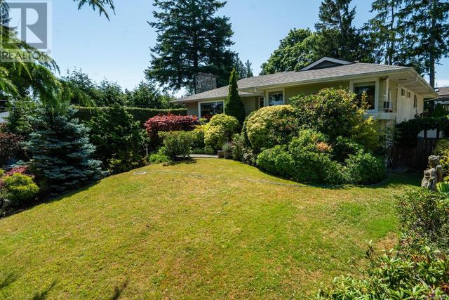 1875 Grandview Dr, House detached with 4 bedrooms, 3 bathrooms and 4 parking in Saanich BC | Image 40