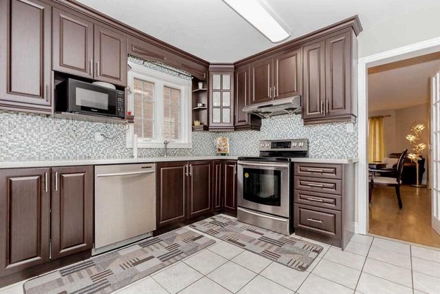5 Dupont Crt, House detached with 4 bedrooms, 4 bathrooms and 6 parking in Brampton ON | Image 3